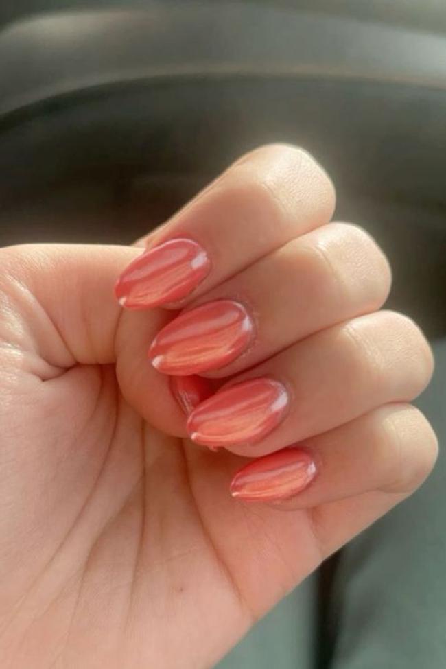 Manicura de coral para el verano